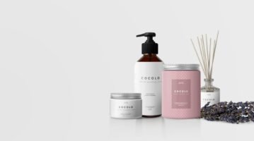 Produtos de cuidados Cocolo com frasco, potes, difusor e ramo de flores secas.